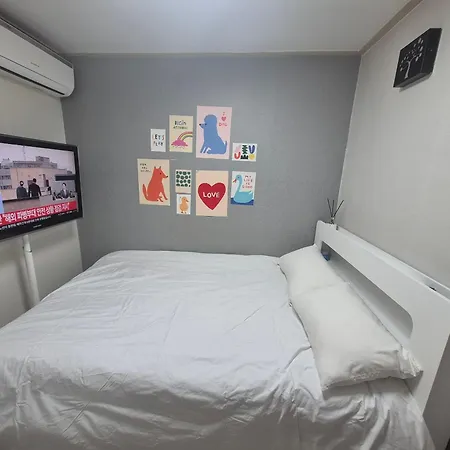 Seoul, Shillim Station 3Mins, Airport Bus 3Mins, Gangnam Hongik Unv\' 15Mins, Seongsu 40Mins