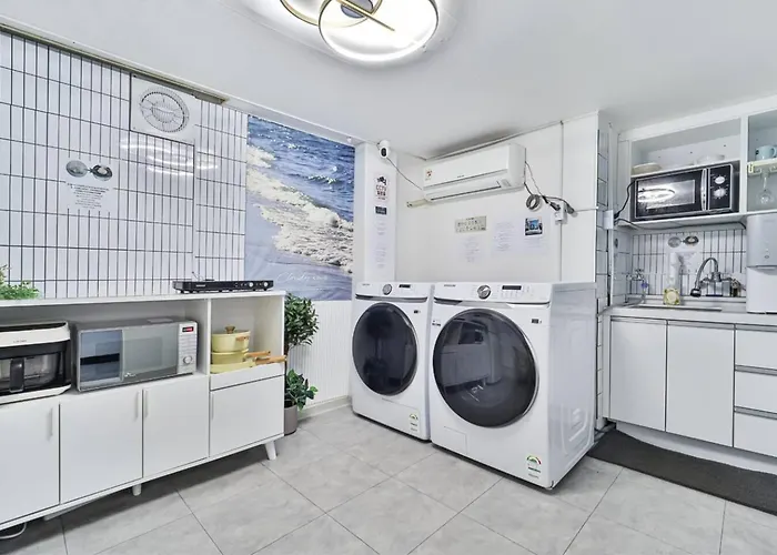 Bed & Breakfast Seoul, Shillim Station 3mins, Airport Bus 3mins, Gangnam Hongik Unv' 15mins, Seongsu 40mins 3*