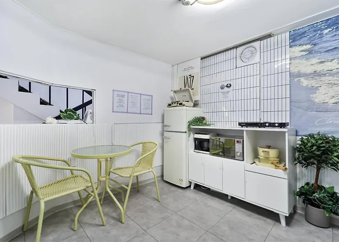 Bed & Breakfast Seoul, Shillim Station 3mins, Airport Bus 3mins, Gangnam Hongik Unv' 15mins, Seongsu 40mins