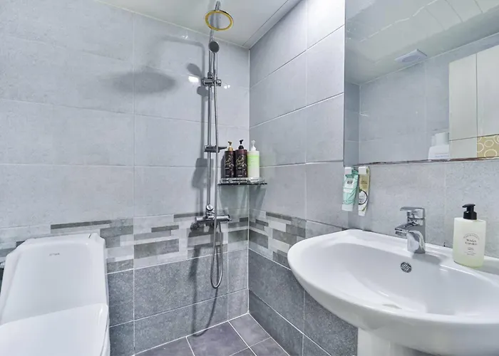 Bed & Breakfast Seoul, Shillim Station 3mins, Airport Bus 3mins, Gangnam Hongik Unv' 15mins, Seongsu 40mins 3*