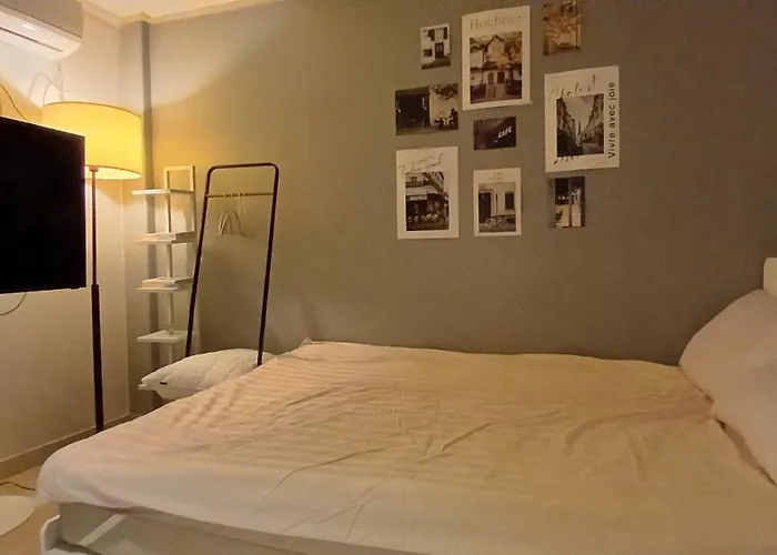 Bed & Breakfast Seoul, Shillim Station 3mins, Airport Bus 3mins, Gangnam Hongik Unv' 15mins, Seongsu 40mins 3*