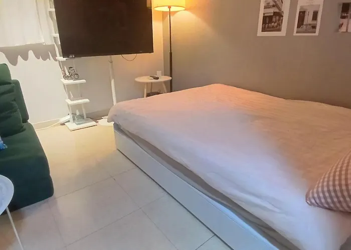 Bed & Breakfast Seoul, Shillim Station 3mins, Airport Bus 3mins, Gangnam Hongik Unv' 15mins, Seongsu 40mins