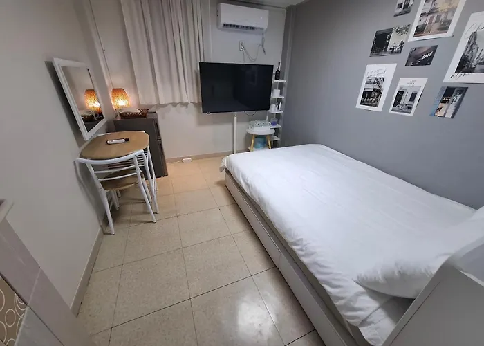 Bed & Breakfast Seoul, Shillim Station 3mins, Airport Bus 3mins, Gangnam Hongik Unv' 15mins, Seongsu 40mins 3*